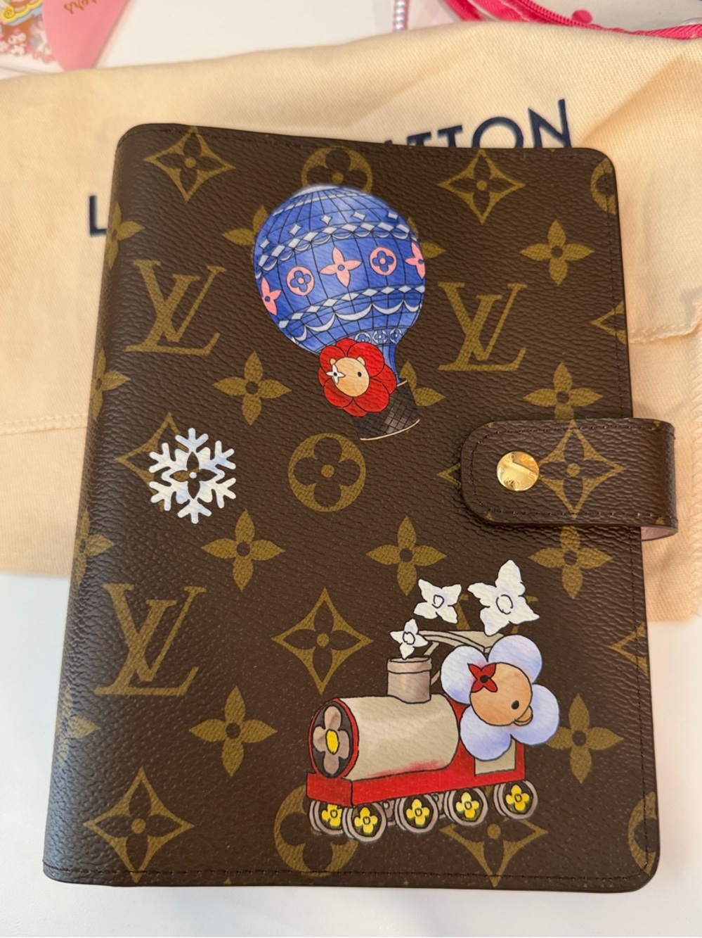 Louis Vuitton MM Ring Agenda Cover 2025 LIMITED CHRISTMAS VIVIENNE EDITION